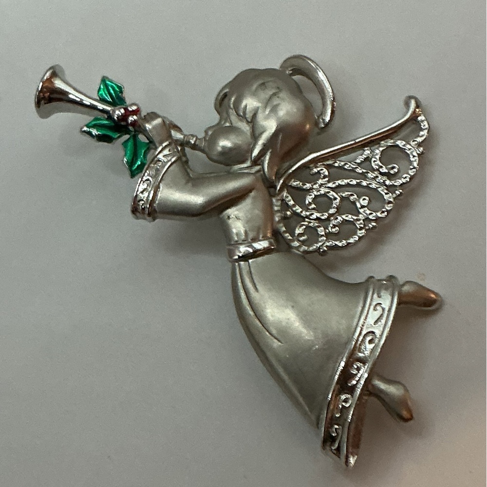 JJ PEWTERTONE FLYING ANGEL WITH HORN GREEN HOLLY CHRISTMAS BROOCH